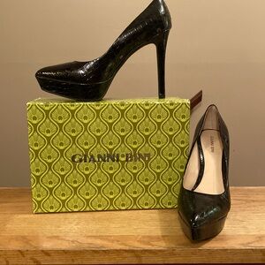Black patent leather platform pumps